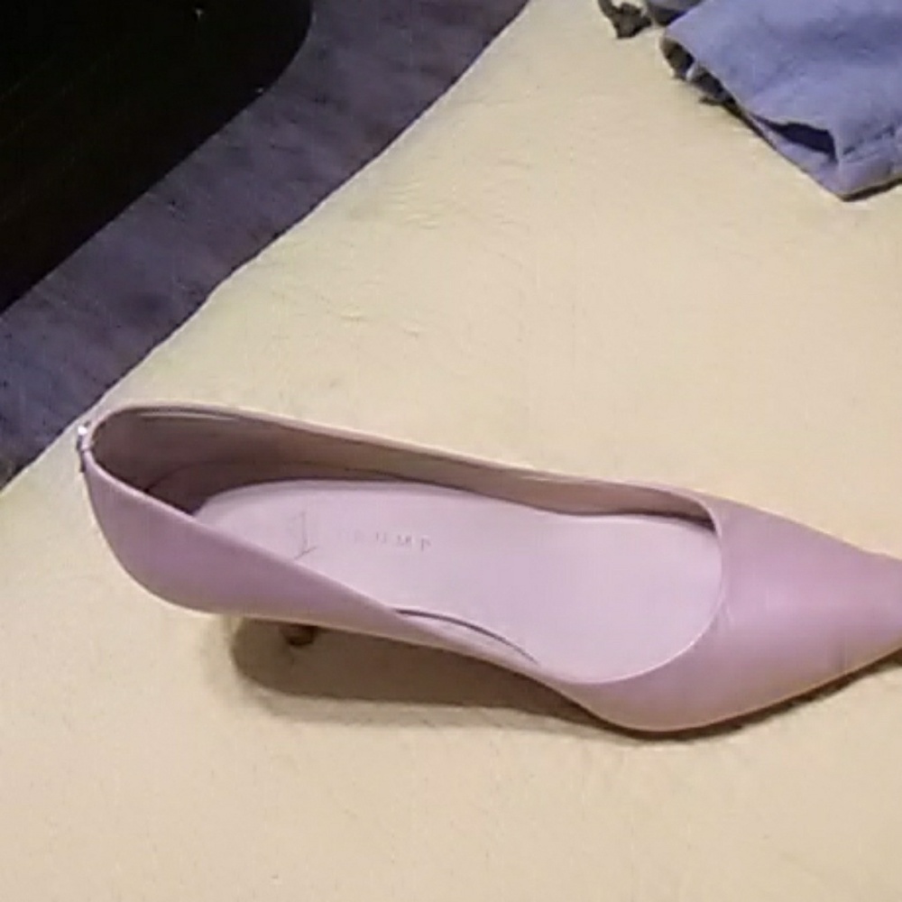 I am selling a nice pair of champagne shoes
